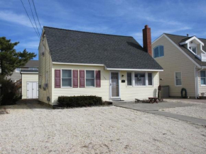 Beautiful Home In Brighton Beach With 4 Bedrooms And Internet